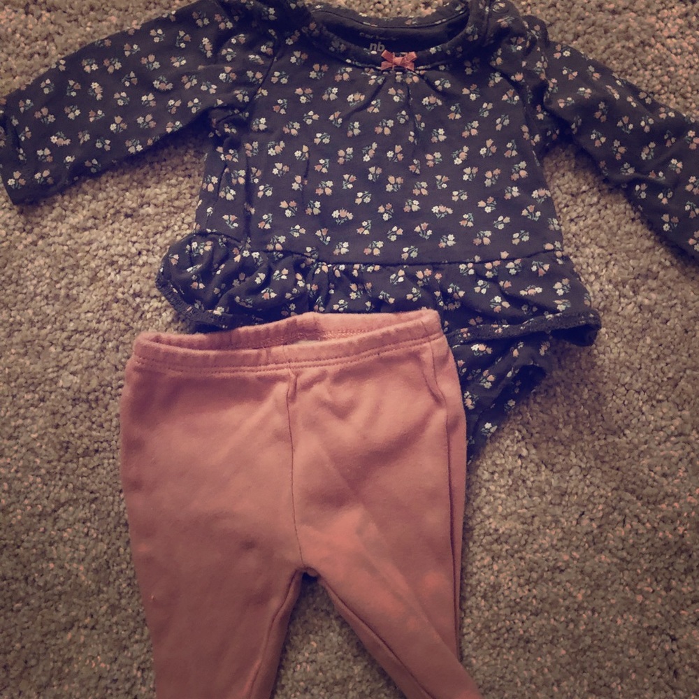 2 Carter’s girls outfits! Size: Newborn